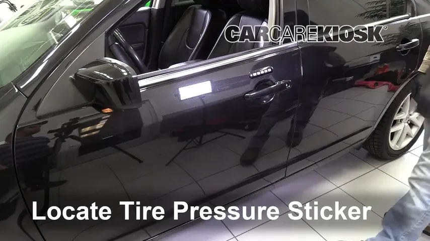 2012 Ford Fusion SEL 3.0L V6 FlexFuel Tires & Wheels Check Tire Pressure